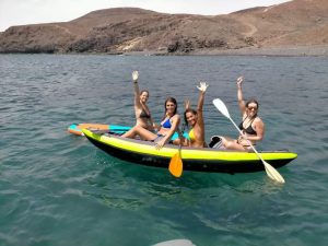 las chicas en excursion de kayak