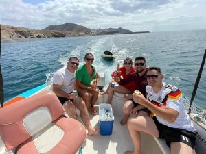 excursion en barco en familia